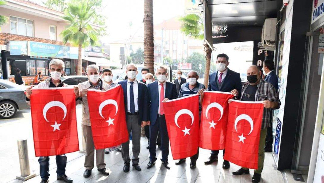 29 Ekim Kapsamında Türk Bayrağı Dağıtımı