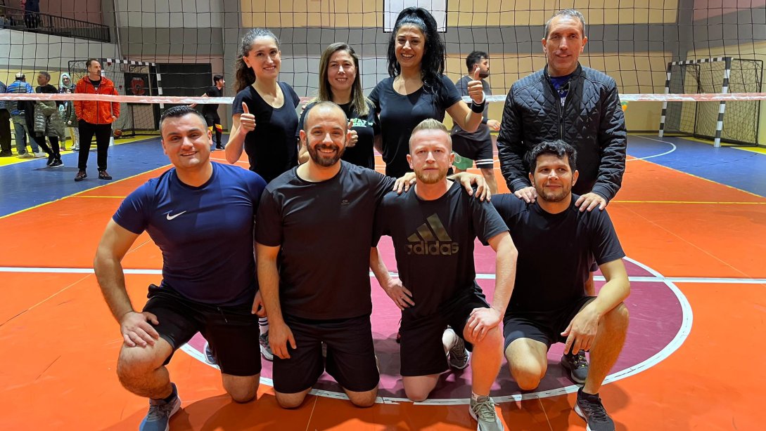 ÖĞRETMENLER ARASI VOLEYBOL TURNUVASI BAŞLADI